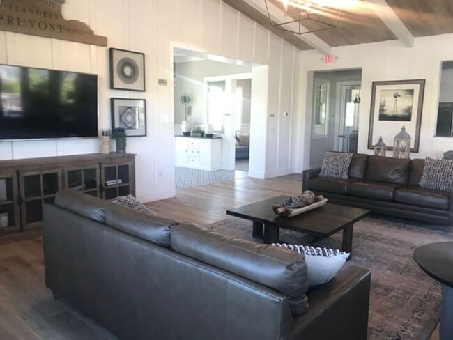 Building Photo - Beautiful 3 bedroom Town house available f...