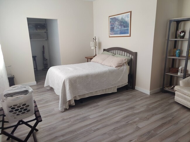 Building Photo - 1034 SE Hamilton Rd