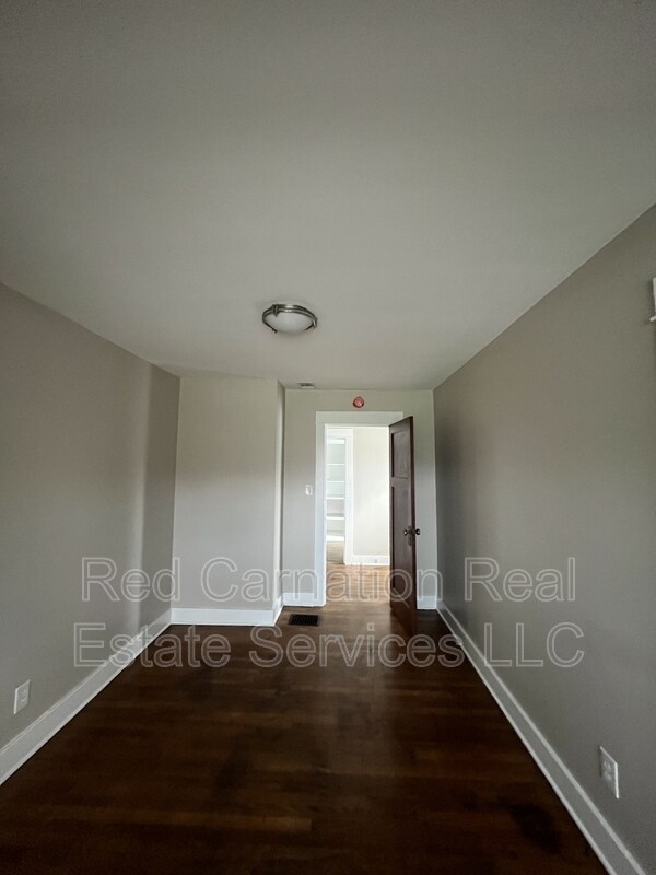 Building Photo - 1009 W Hillcrest Ave