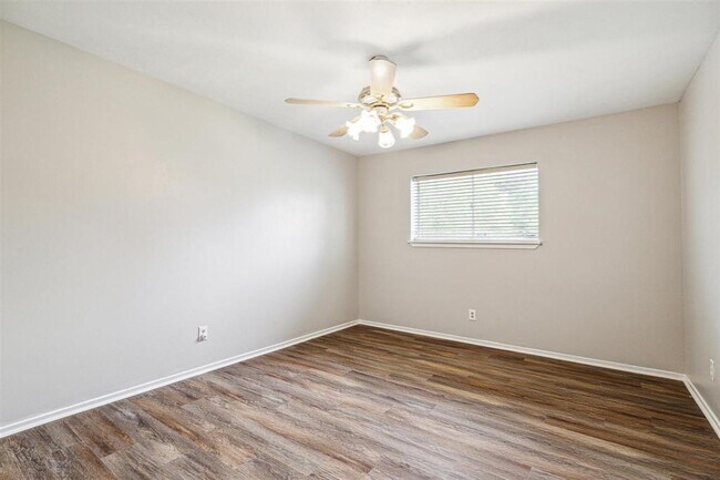 Building Photo - 2039 Hilton Head Dr