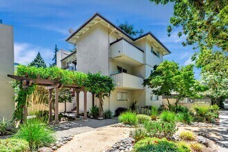 Building Photo - Charming 2-Bedroom Condo in Downtown Palo ...
