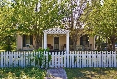 Building Photo - 302 N Burleson St