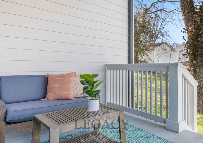 Building Photo - 2027 Rosemary Ln