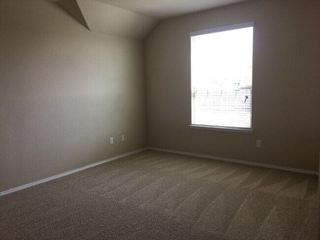 Building Photo - House for Lease in Heartland Area!