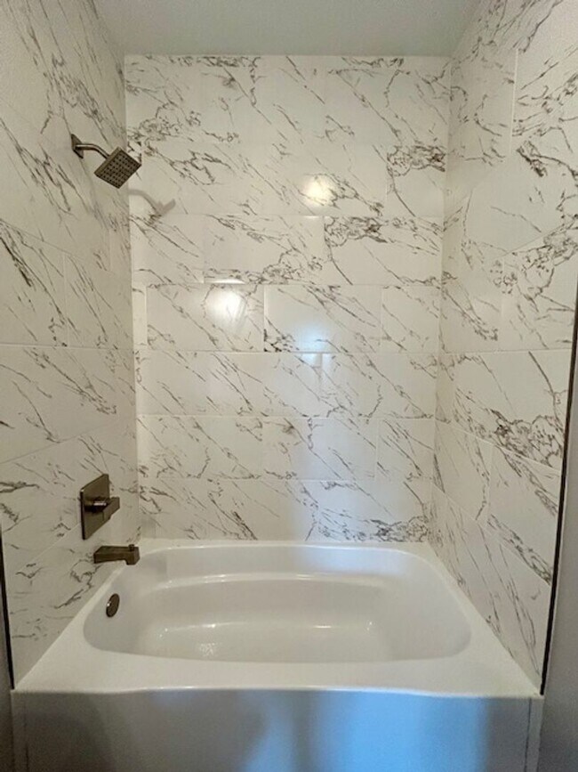 Building Photo - Charming 3-Bedroom 2 Bathroom Duplex in th...