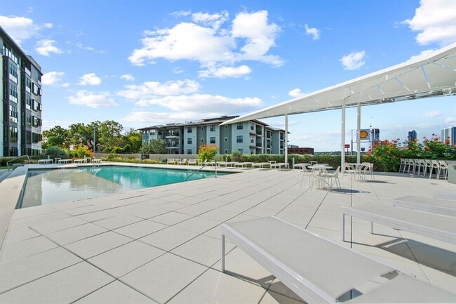 Building Photo - 800 Embassy Dr