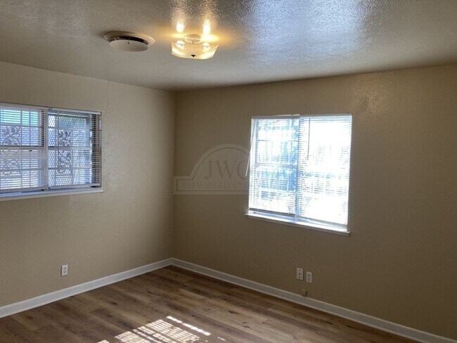 Building Photo - 1814 Crestridge Dr