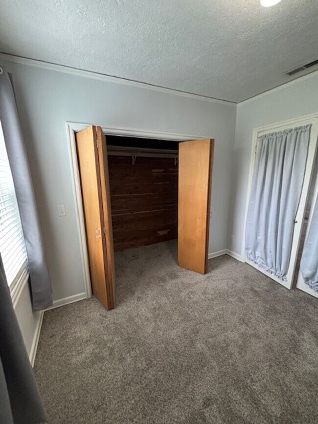 Building Photo - 2 Bedroom 1 Bath Apt in Newberg