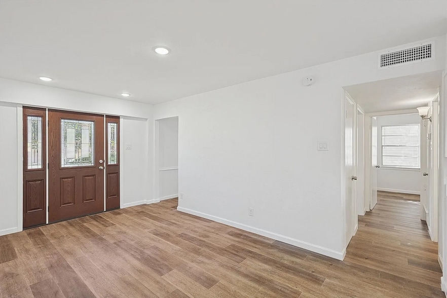 Building Photo - 9039 Pinewood Dr