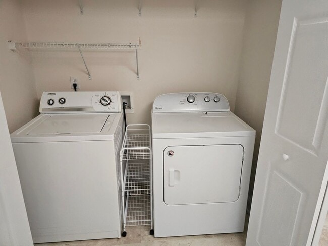 Building Photo - Beautiful 3 bedroom, 2 bath duplex with two car garage. - NO PETS