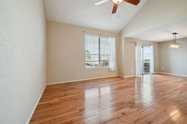 Building Photo - 2 Bedroom townhome in Denver