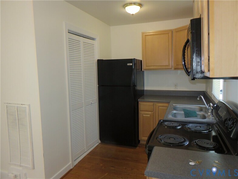 Building Photo - 2120 Shirleydale Ave