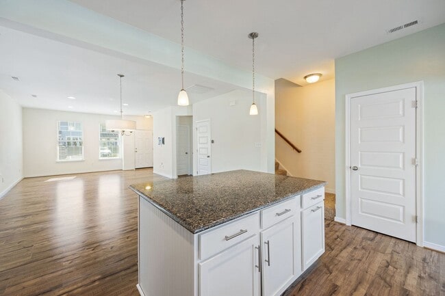 Building Photo - 3 Bedroom Corner Townhome!!! Available Early-Mid April****