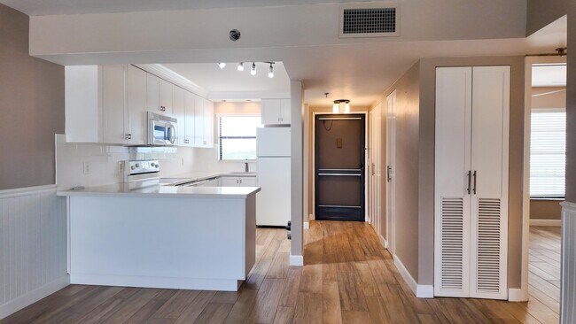 Building Photo - 4640 Lucerne Lakes Blvd W