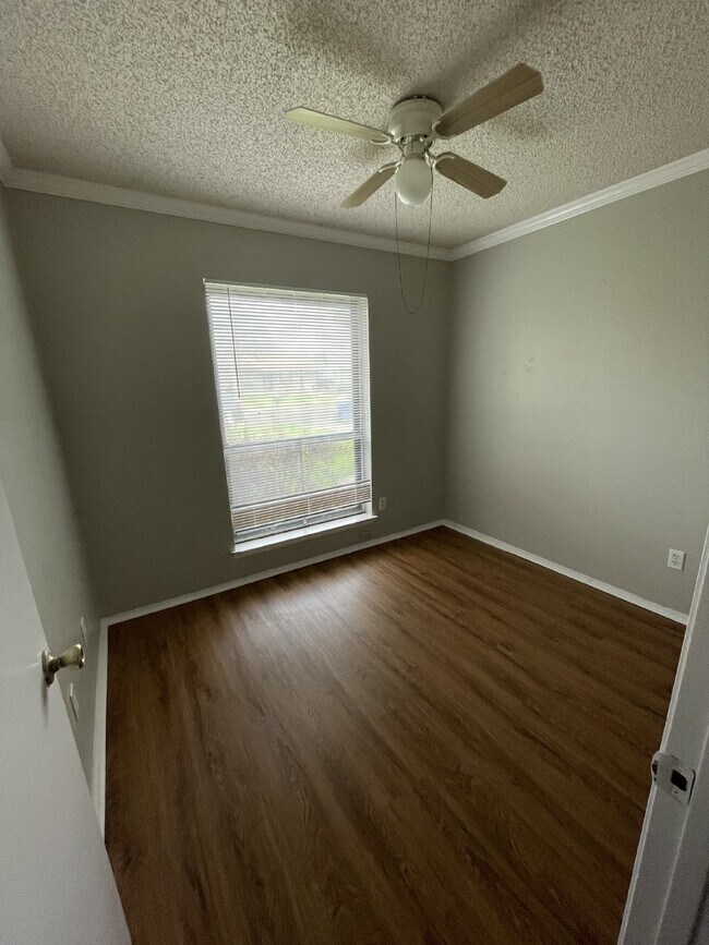 Building Photo - Gorgeous 3 bedroom, 2 bedroom with garage ...