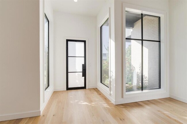 Building Photo - 827 NW 8th St