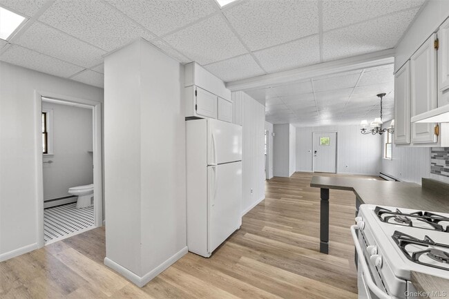 Building Photo - 28 Van Buren St