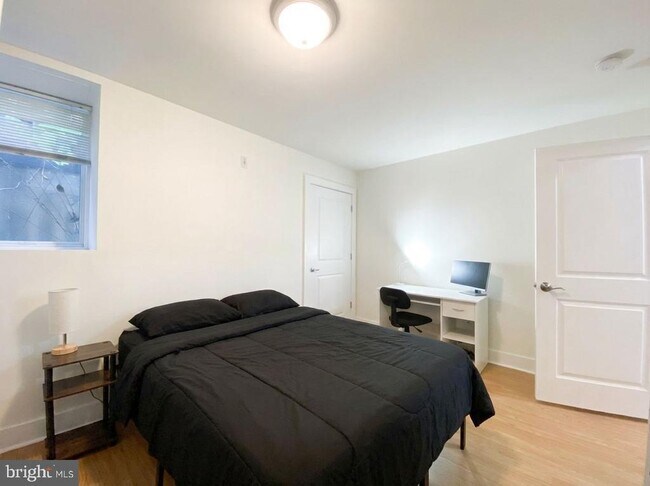 Building Photo - 1622 W Jefferson St