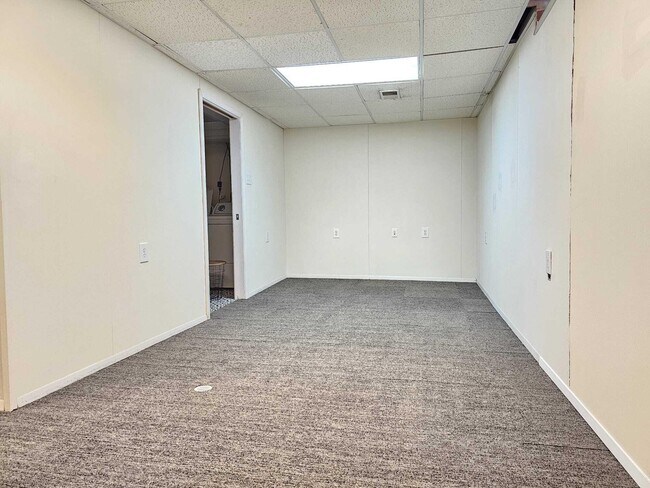 Building Photo - 2011 Vine Way Dr