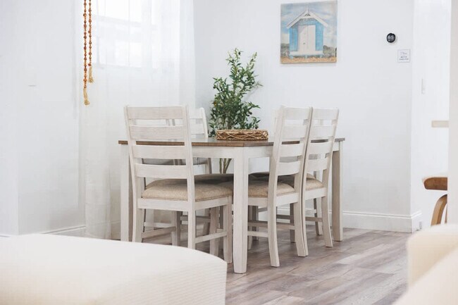 Building Photo - 1271 Woodlawn St