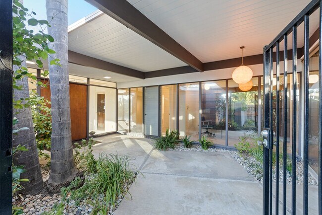 Building Photo - Stunning Mid-Century Modern 4 BR 3 BA with Bonus Room and Office