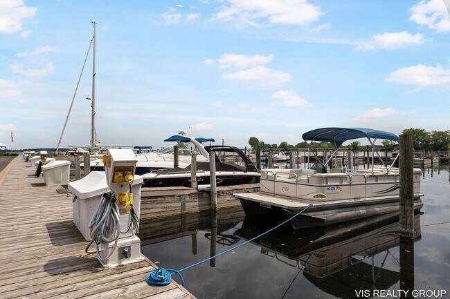 Building Photo - 2964 Lakeshore Dr