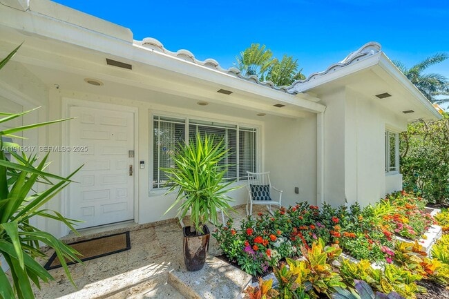 Building Photo - 5915 La Gorce Dr