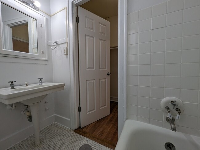 Building Photo - 2536 N Sawyer Ave