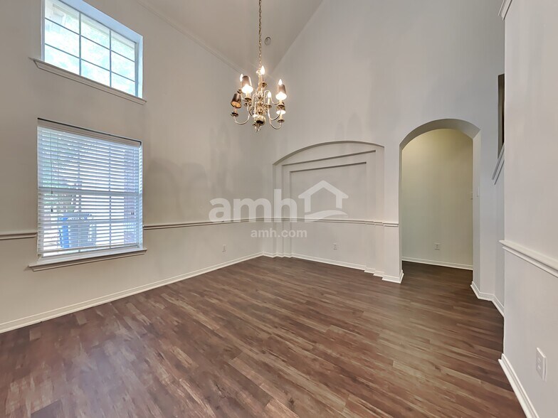 Building Photo - 1304 Carriage Ln