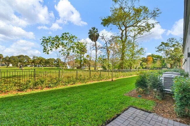 Building Photo - 4070 Highland Oaks Dr