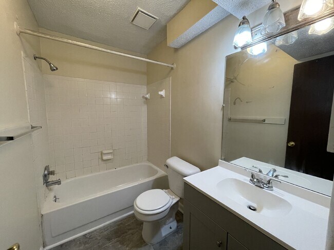 Building Photo - Apartment for Rent