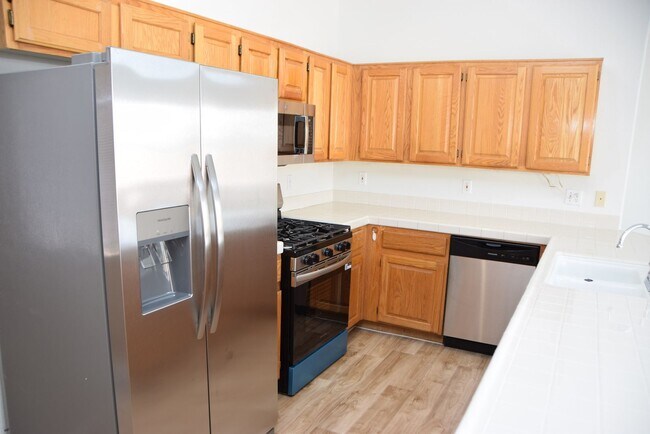 Building Photo - BEAUTIFUL 4 BEDROOM, 2 BATH SINGLE-STORY H...