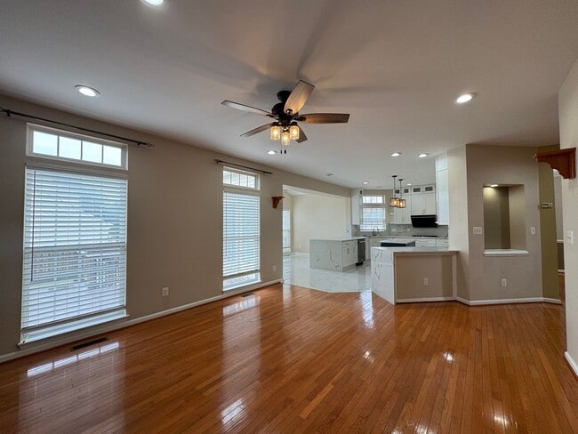 Building Photo - Stunning  4 Bed 3 Bath Home With Spacious ...