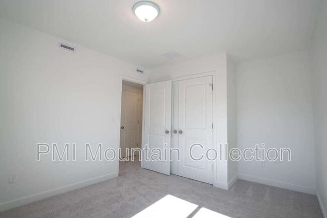 Building Photo - 2484 Wildwood Ln