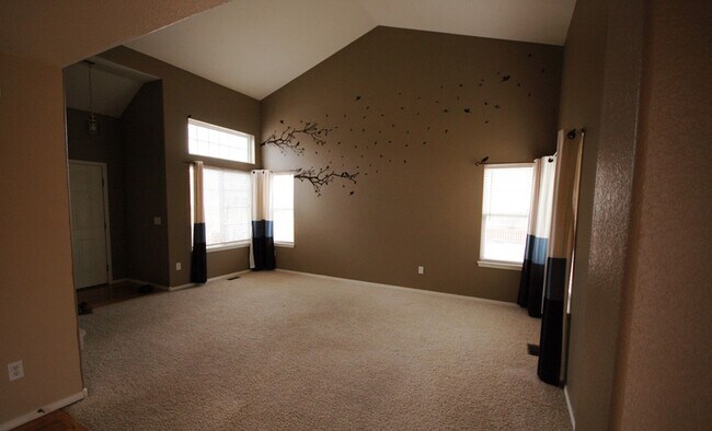 Building Photo - Spacious 4 Bedroom Home with Finished Basement, Vaulted Ceilings & Huge Fenced Yard