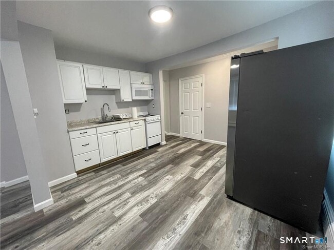 Building Photo - 1044 Farmington Ave