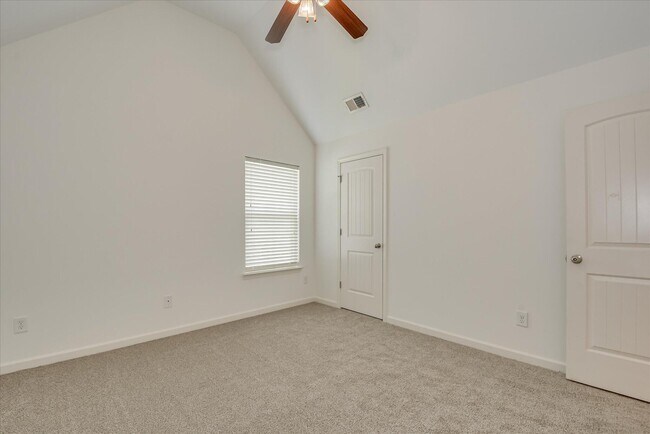 Building Photo - 476 Lory Ln
