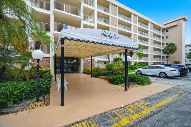 Building Photo - 2901 S Palm Aire Dr