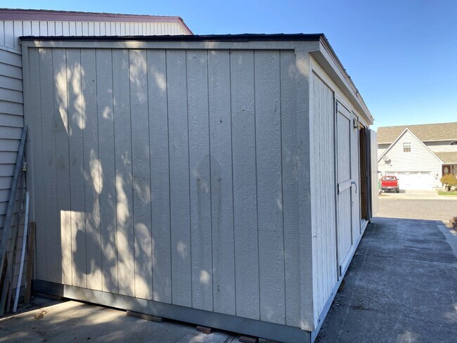 Building Photo - Single-Level Simplicity