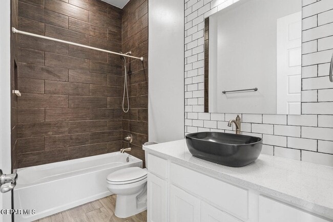 Building Photo - 717 Chatham Pl