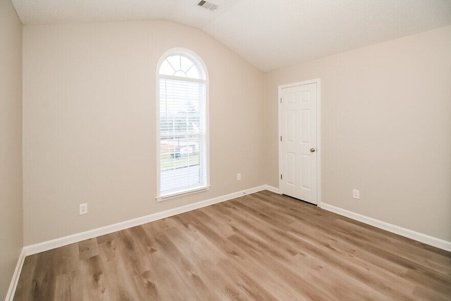 Building Photo - 9599 Rollinghills Dr