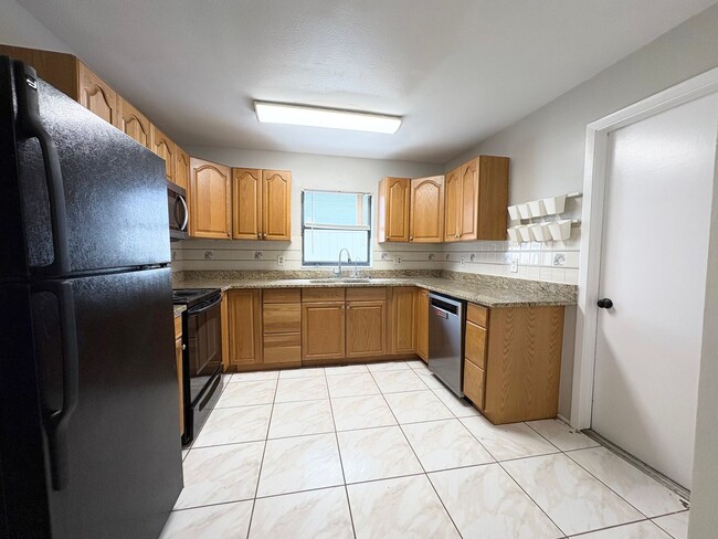 Building Photo - Great 3 BR home ~ Fenced Back Yard ~ A-Rat...