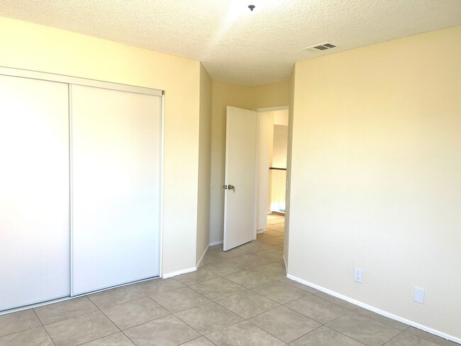 Building Photo - Spacious Five Bedroom Home in North Rialto...