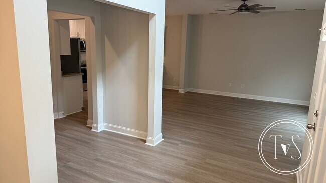 Building Photo - RATE DROP ALERT (was $2500/month) and MOVE-IN SPECIAL: $500 OFF 1ST MONTH'S RENT!**