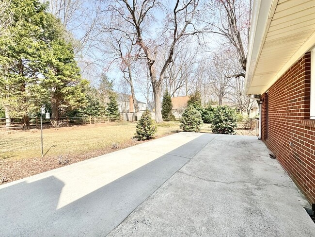 Building Photo - Well Maintained 3 Bedroom Home Off Lake Brandt Rd!