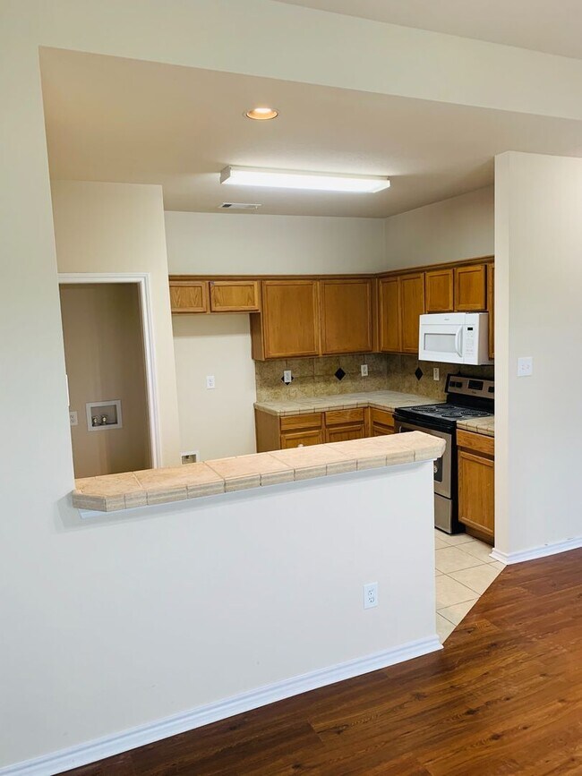 Building Photo - Charming 3/2 Duplex with Garage — No Carpet, Fenced Yard!