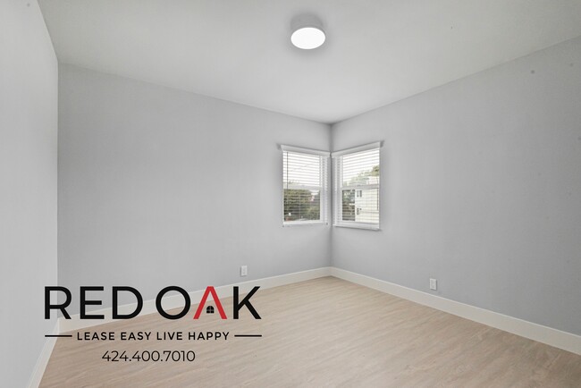 Building Photo - Outstanding Two Bedroom on the Top Floor w...