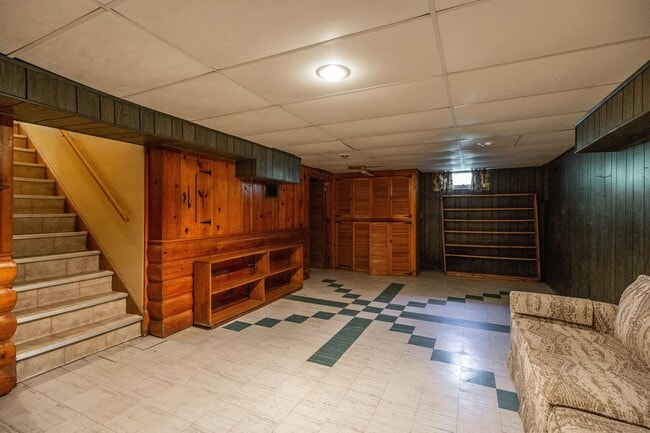 Building Photo - Come home to the serenity of Mequon-Thiensville