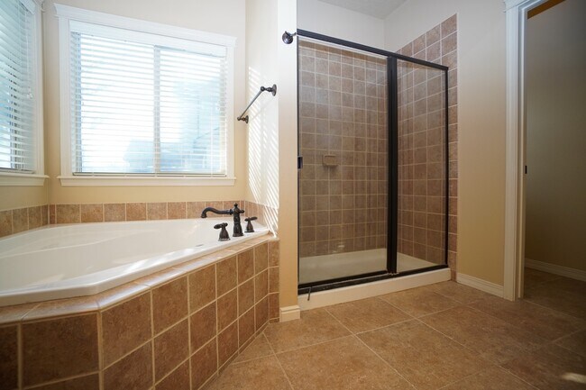 Building Photo - 2319 E Challis St