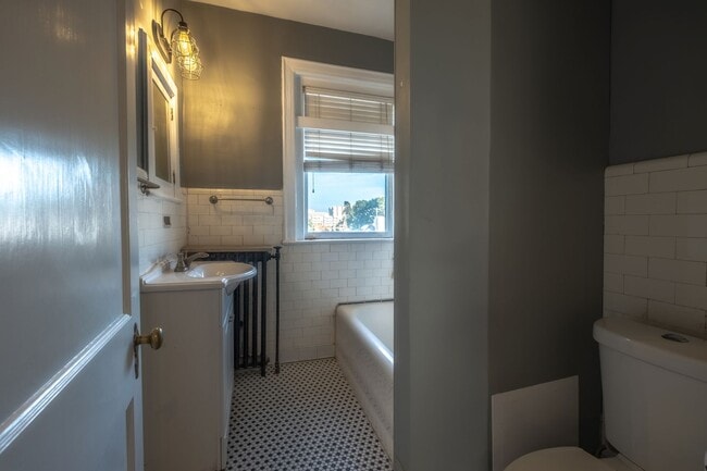 Building Photo - Historic Apartment near downtown with a vi...